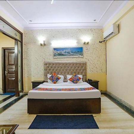 Отель Fabexpress Hm Palace Нойда Экстерьер фото